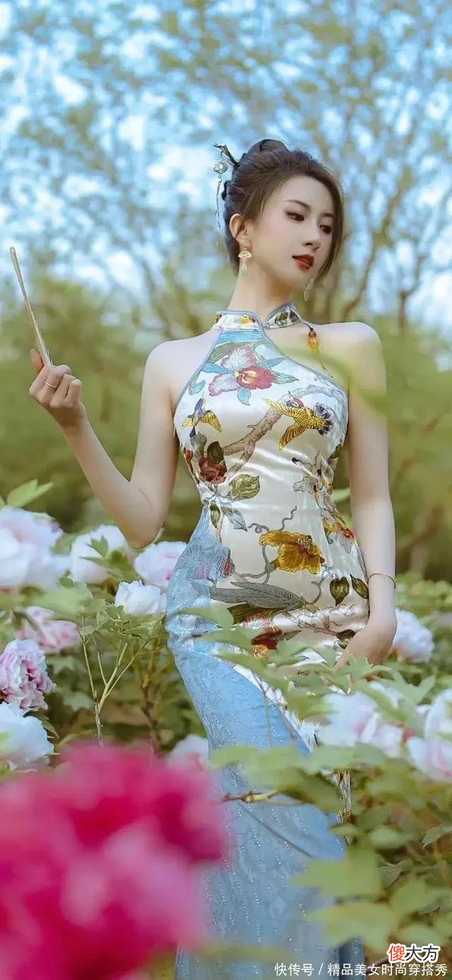 【就爱时尚】无袖的改良版旗袍绽放东方女性成熟的魅力，端庄又性感