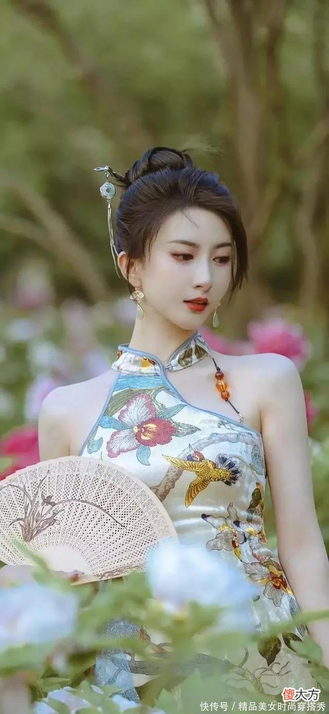 【就爱时尚】无袖的改良版旗袍绽放东方女性成熟的魅力，端庄又性感