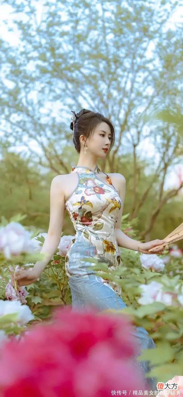 【就爱时尚】无袖的改良版旗袍绽放东方女性成熟的魅力，端庄又性感