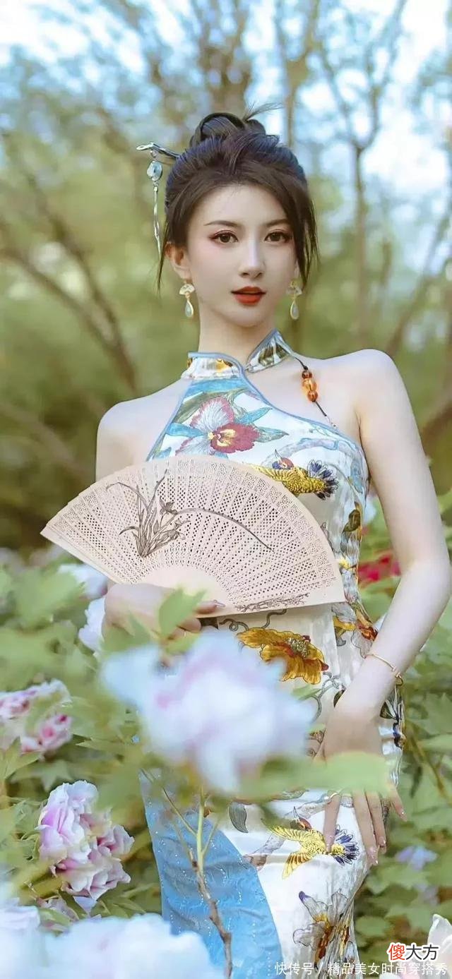 【就爱时尚】无袖的改良版旗袍绽放东方女性成熟的魅力，端庄又性感