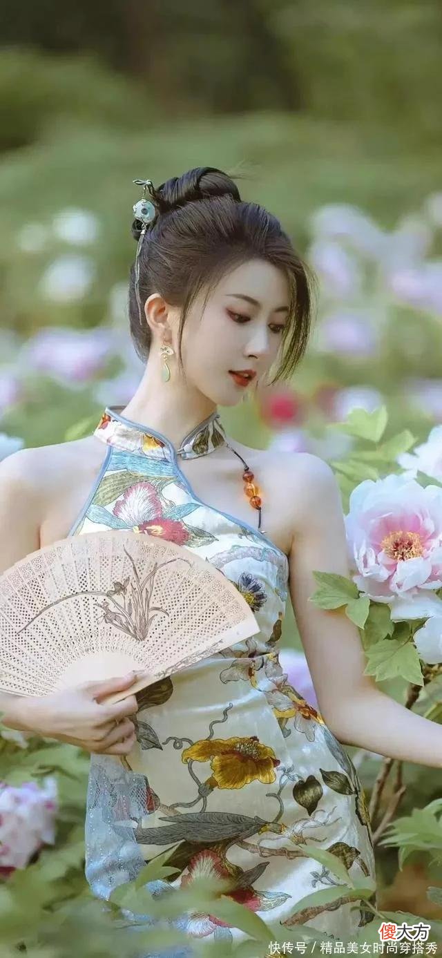 【就爱时尚】无袖的改良版旗袍绽放东方女性成熟的魅力，端庄又性感
