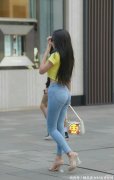 【时尚一点】前凸后翘凹凸有致的极品身材穿米黄色短款背心和低腰细腿牛仔裤营造出的小蛮