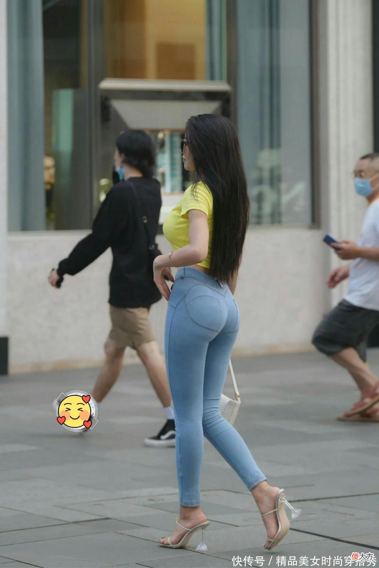 【时尚一点】前凸后翘凹凸有致的极品身材穿米黄色短款背心和低腰细腿牛仔裤营造出的小蛮腰与大长腿
