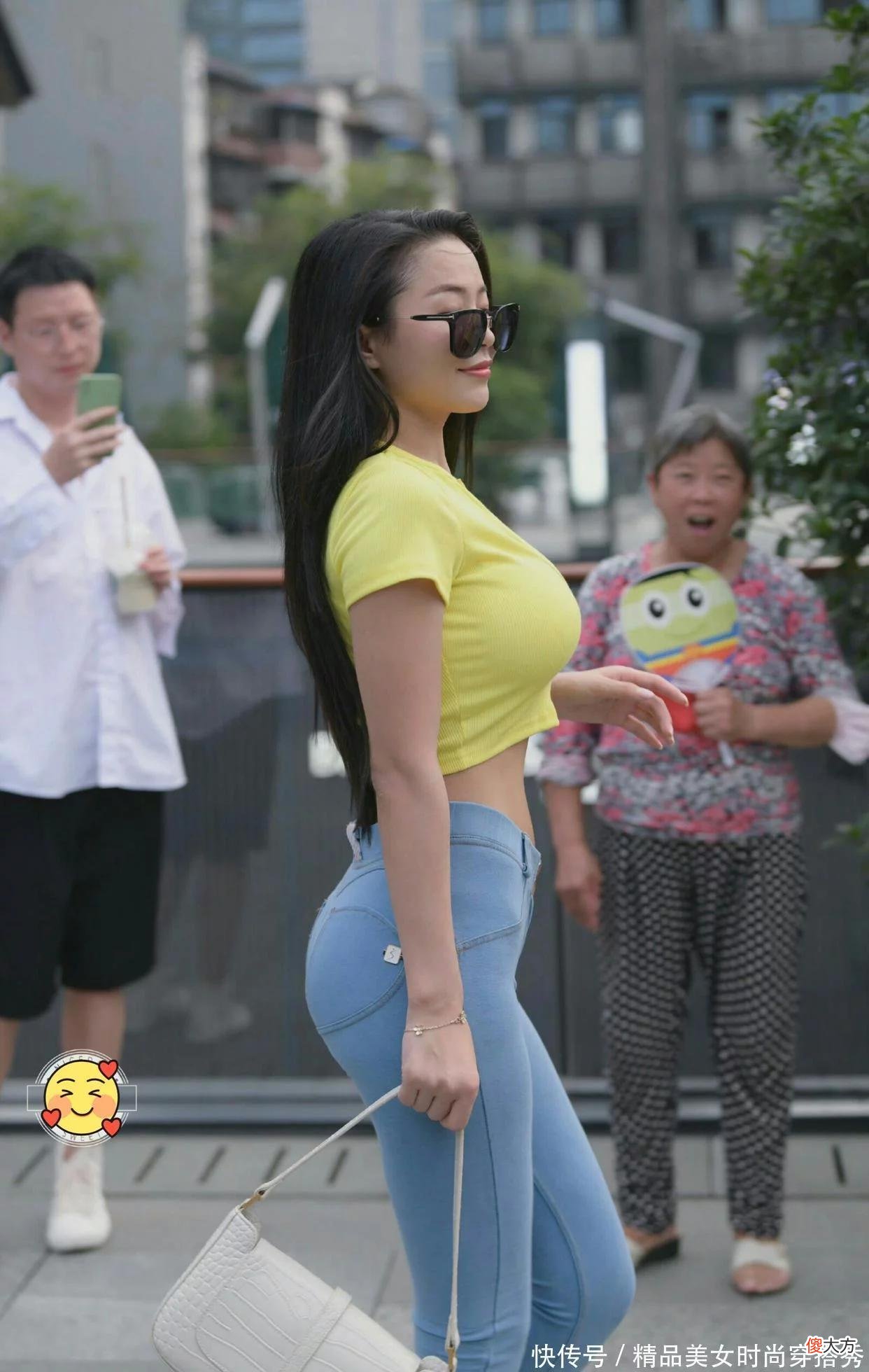 【时尚一点】前凸后翘凹凸有致的极品身材穿米黄色短款背心和低腰细腿牛仔裤营造出的小蛮腰与大长腿