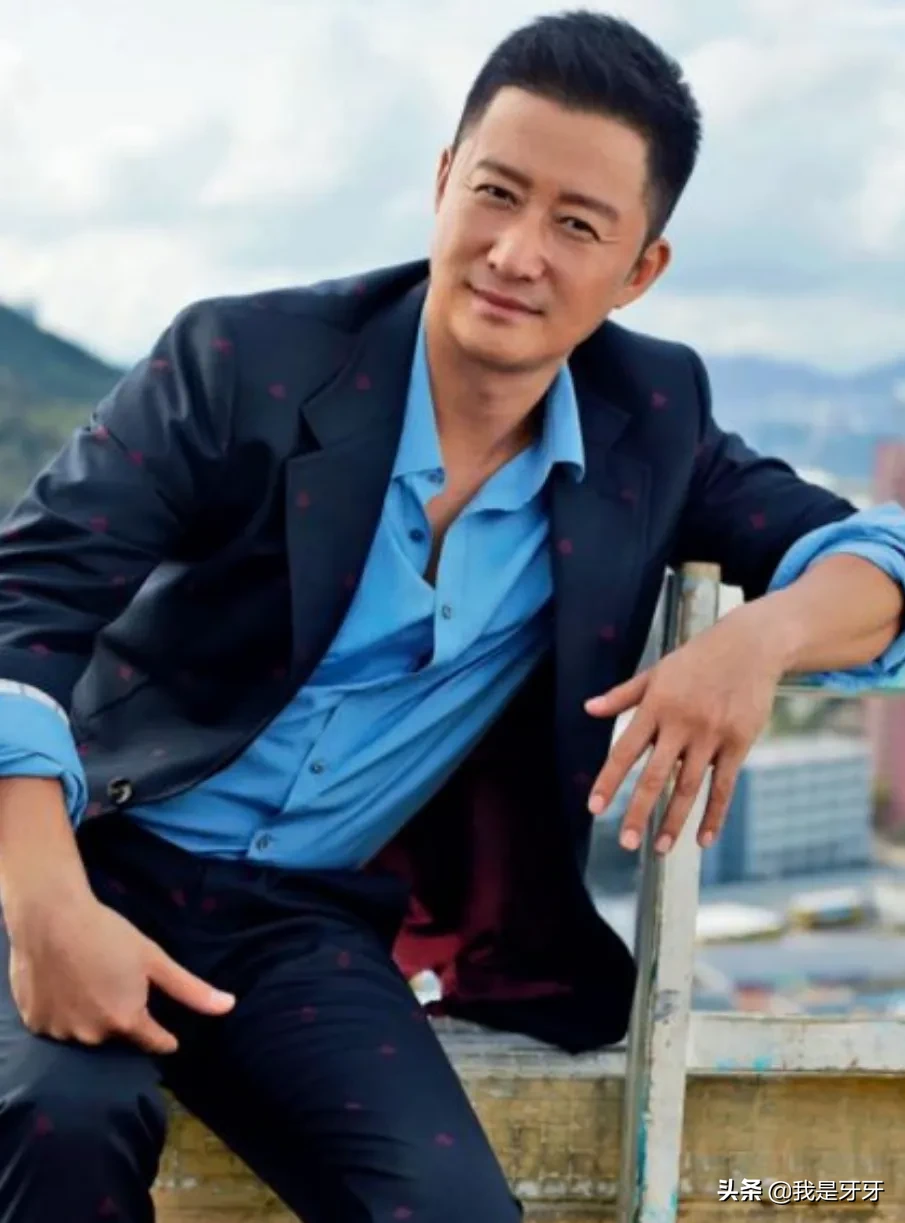 有一次吴京去英国,办护照却被签证官拦下了你会说英语吗?吴京镇定的说不会