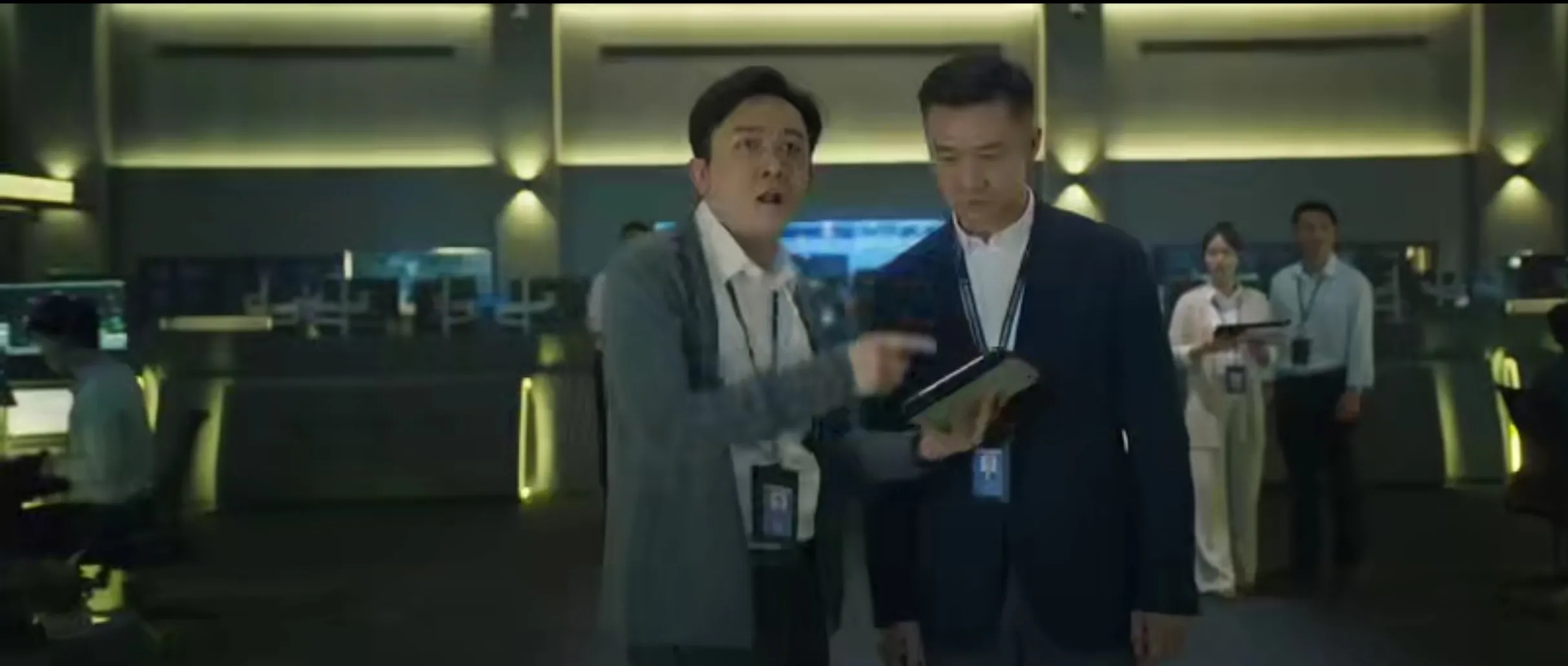 他这是要干什么?王默盯着屏幕上的飞机运行轨道担忧地问,控制室里静默一片
