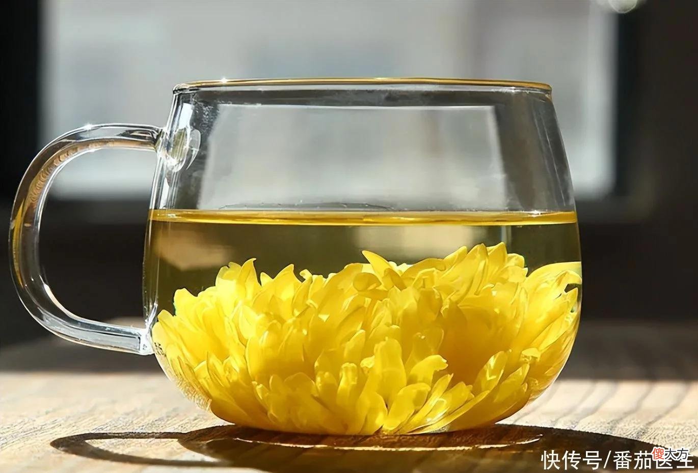 【时尚一点】天热怕晒黑？不要只靠喷雾，建议：“食2果、喝4水”，白皙度夏