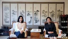 【时尚一点】金建希就任后罕见底气不足！穿衬衫陪总统老公像秘书，气质上大变