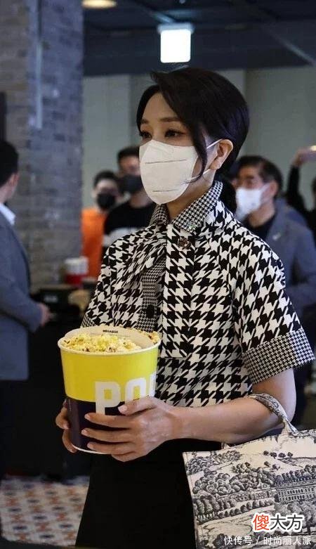 【时尚一点】金建希就任后罕见底气不足！穿衬衫陪总统老公像秘书，气质上大变