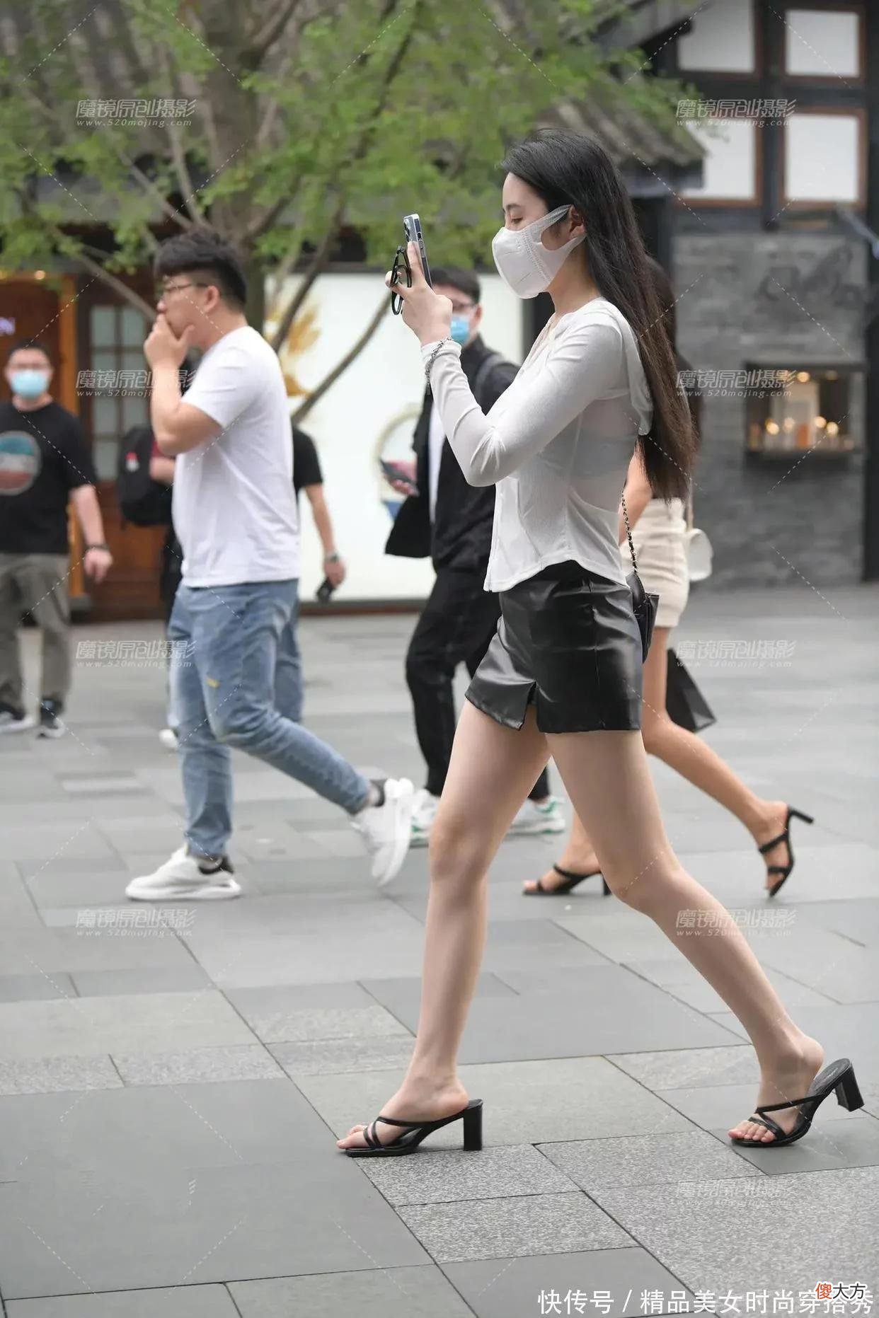 【时尚一点】半透明的白色连帽外套搭配一件黑色的气质包臀短裙与黑色方跟凉鞋，白嫩美腿十分吸睛
