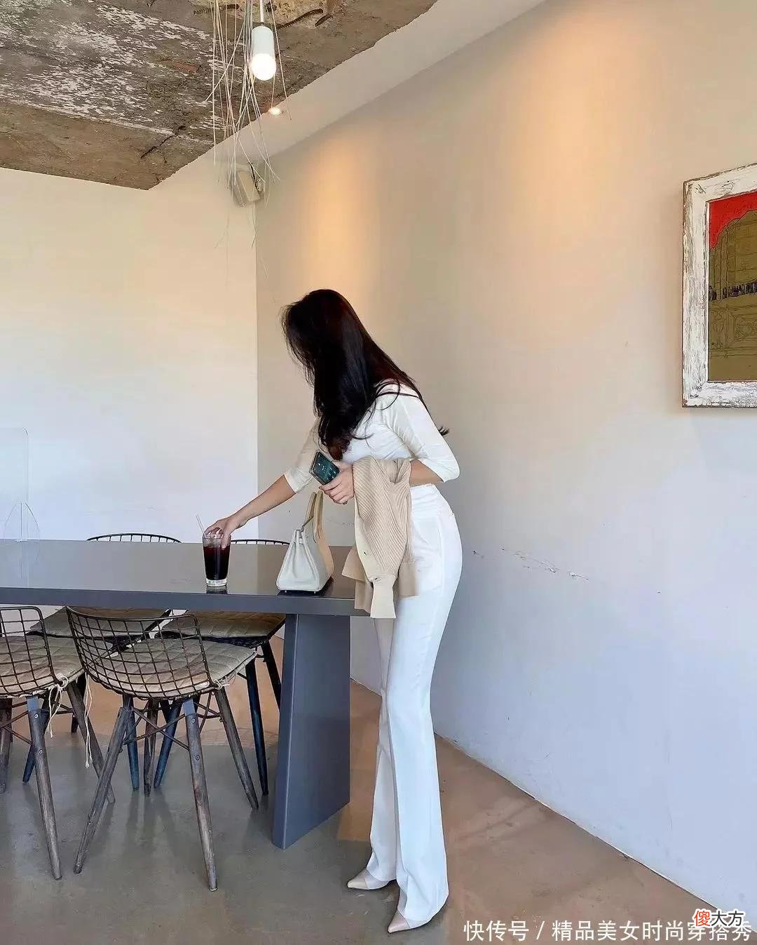【就爱时尚】小姐姐一身白色搭配，穿出风流倜傥淡然洒脱的感觉，性感撩人