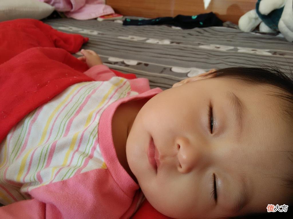 宝宝睡眠浅，一点动静就醒，反复哄睡也不是办法，找到原因是关键