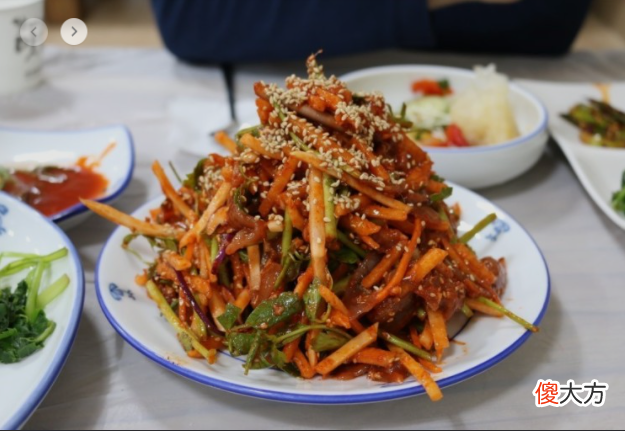 韩国美食分享：当鳀鱼与包饭相遇