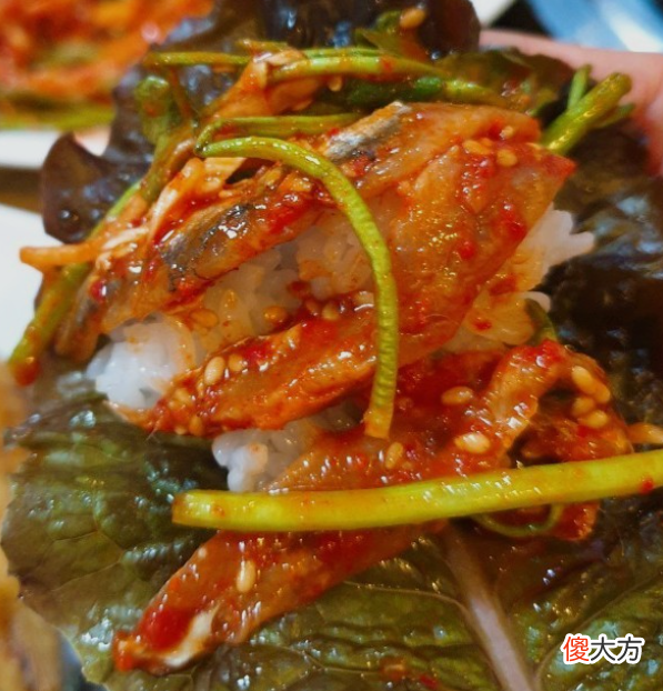 韩国美食分享：当鳀鱼与包饭相遇