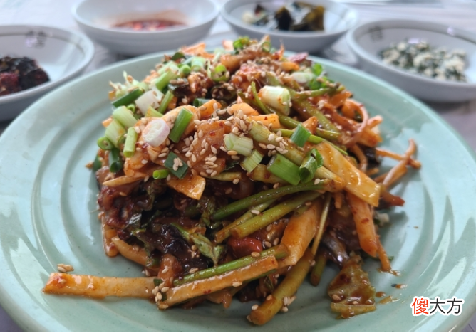 韩国美食分享：当鳀鱼与包饭相遇