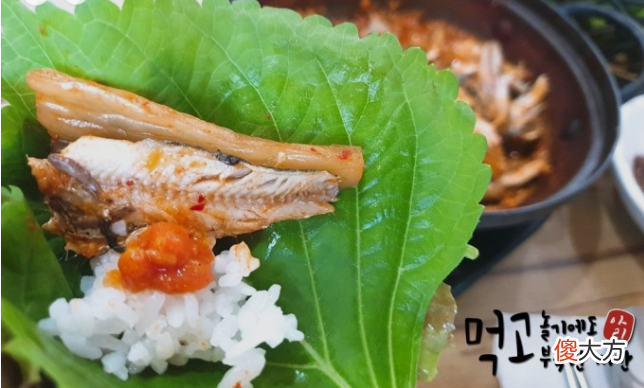韩国美食分享：当鳀鱼与包饭相遇