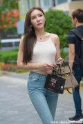 【时尚一点】白色的吊带背心搭配紧身牛仔裤，好身材一览无余
