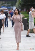 【就爱时尚】身材丰腴的小姐姐，穿连衣裙搭配一双高跟鞋，优雅范十足