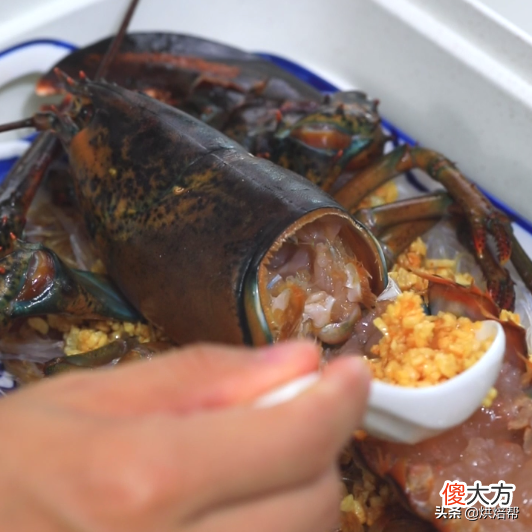 蒜蓉粉丝蒸波士顿龙虾，孩子吵着要自己动手，幸好蒸龙虾并不复杂