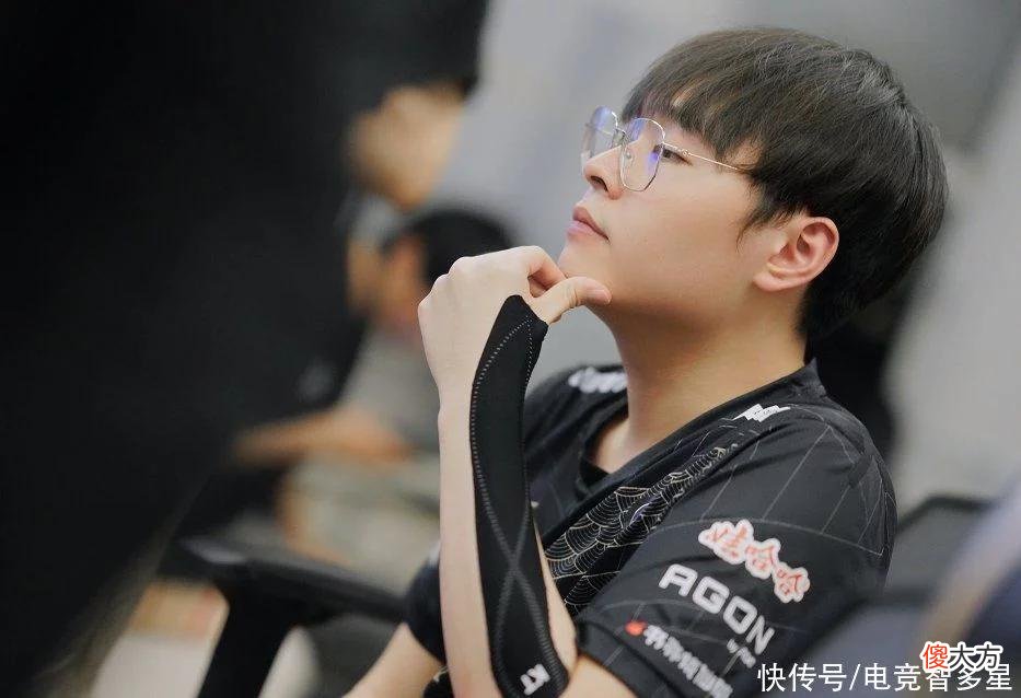 【游戏世界】呼吸哥从未这么爽过？躺着就能赢比赛，RNG四人堪称赛场小代