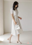 【时尚一点】美是不需要过多的“赘述”，开衫搭配半身裙，充满女人味的造型