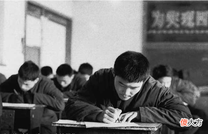 【爱历史】老照片：1977年高考北京考点，学生正在紧张地答题