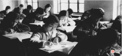 【爱历史】老照片：1977年高考北京考点，学生正在紧张地答题