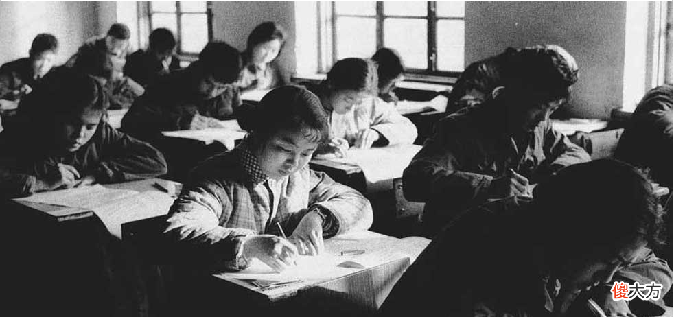 【爱历史】老照片：1977年高考北京考点，学生正在紧张地答题