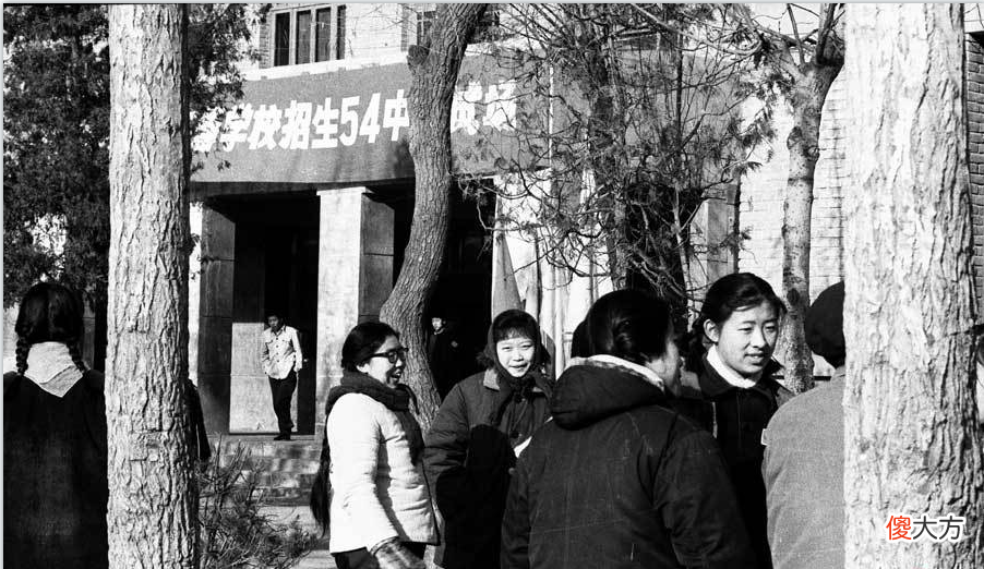 【爱历史】老照片：1977年高考北京考点，学生正在紧张地答题