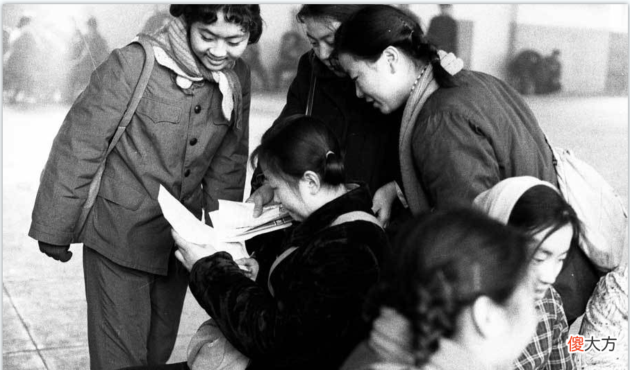 【爱历史】老照片：1977年高考北京考点，学生正在紧张地答题