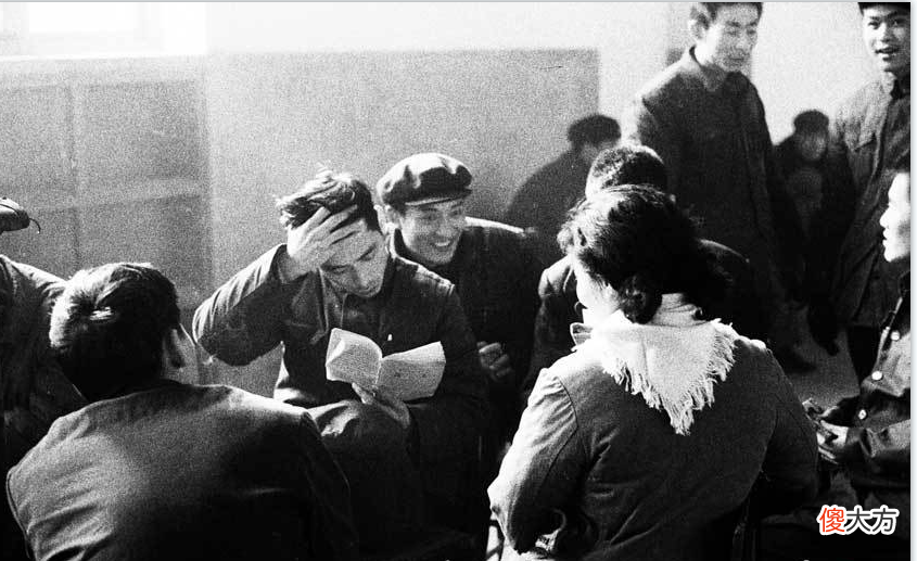 【爱历史】老照片：1977年高考北京考点，学生正在紧张地答题