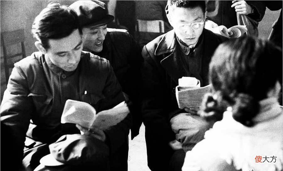 【爱历史】老照片：1977年高考北京考点，学生正在紧张地答题