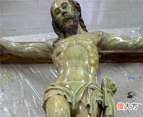 【爱历史】专家翻修耶稣雕像,意外发现一张纸条,隐藏240年的秘密或被揭开