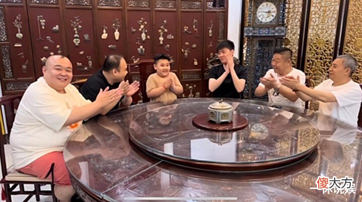 【历史故事】郭德纲罕见更新社交平台,晒出年轻时的老照片,判若两人