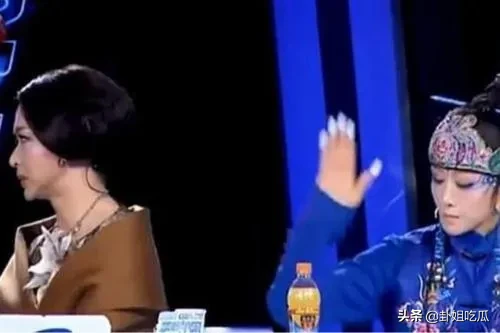 有一次，金星问杨丽萍你留这么长的指甲，上卫生间的时候方便吗？