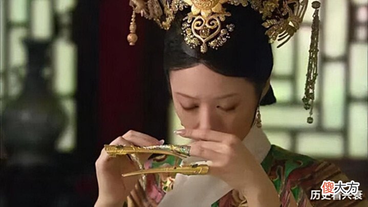 【历史故事】清宫戏中的妃嫔都蓄着指甲,这种装饰如何起源的?