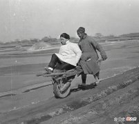 【爱历史】老照片：老汉推车带年轻女性出行，窝棚里的孩童饿得嗷嗷待哺！