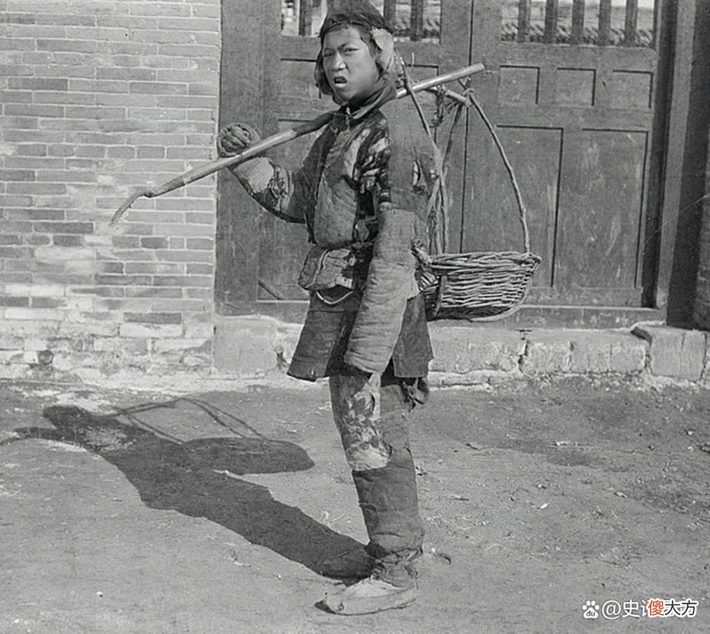 【爱历史】老照片：老汉推车带年轻女性出行，窝棚里的孩童饿得嗷嗷待哺！