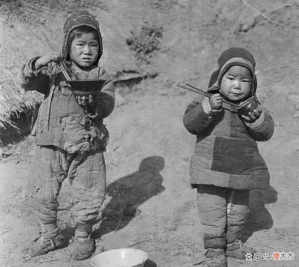 【爱历史】老照片：老汉推车带年轻女性出行，窝棚里的孩童饿得嗷嗷待哺！