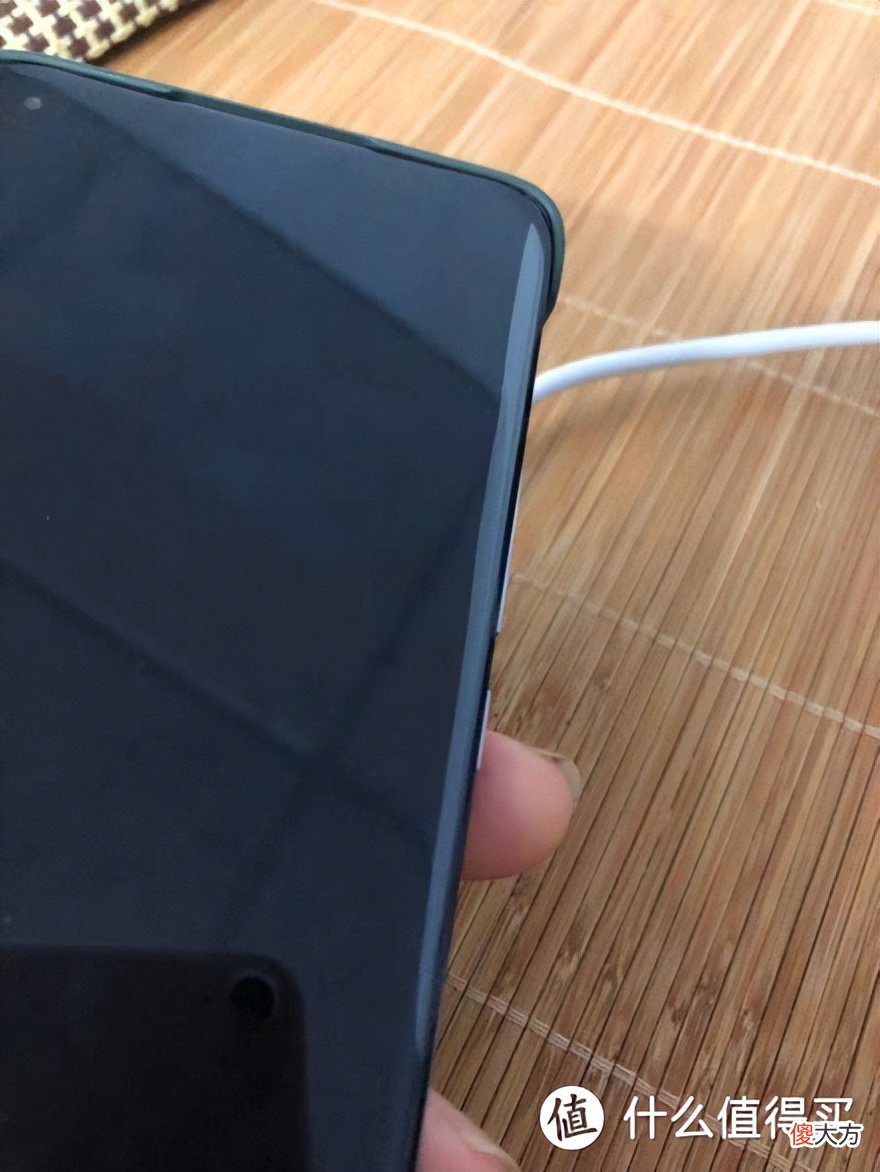 反人类设计的曲面屏手机该贴什么膜 曲面屏手机用什么膜好