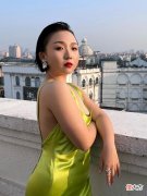 【就爱时尚】辣目洋子带火“肉感美”，穿紧身裙勒出肉肉也不尴尬，够吸睛