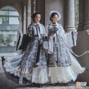 【就爱时尚】店家真会“玩”，把汉服改得面目全非，网友：适合在葬礼上穿