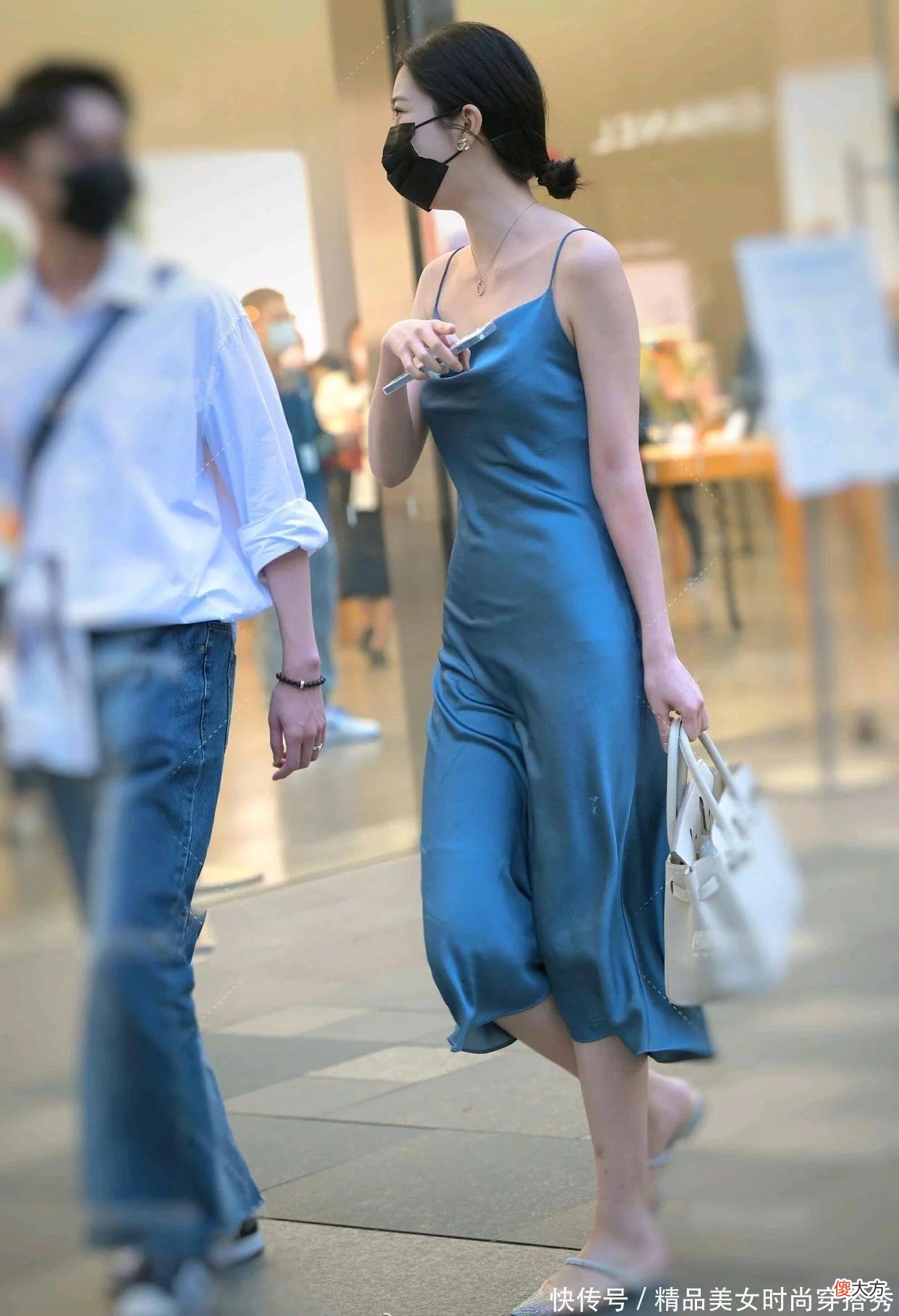 【时尚一点】莱茵蓝的丝质吊带长裙，搭配尖头半高跟拖鞋，不仅高贵典雅，还显皮肤白身材婀娜多姿