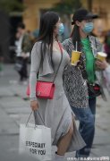 【时尚一点】灰色小衫搭配同色系吊带长裙低调内敛，洋气显气质
