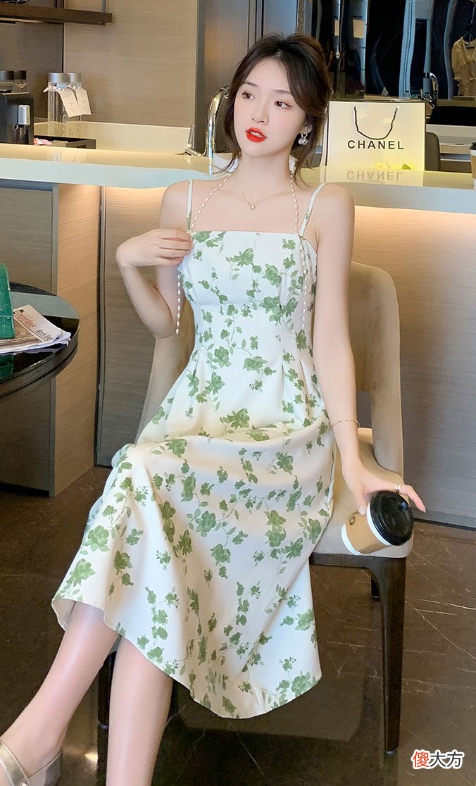 【时尚一点】夏季是吊带裙的主场，清新凉爽的减龄穿搭，一直都十分流行