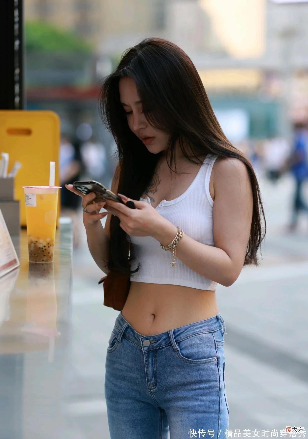 【就爱时尚】一件chao适合夏季打底造型的白色美背运动背心！