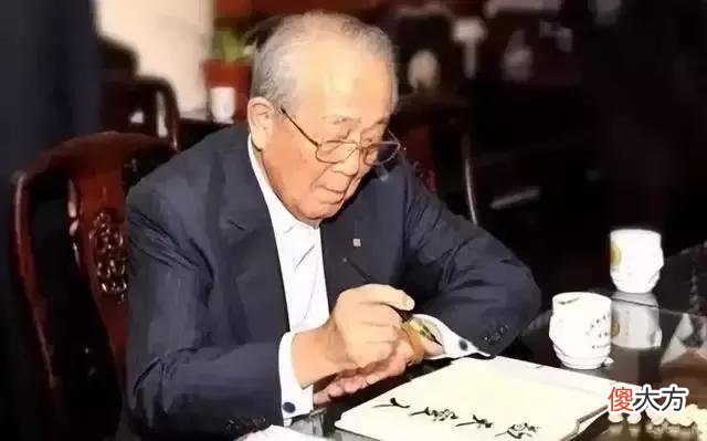 一位美籍华人说华为还牛什么？被制裁几个月，子品牌就卖掉了，未来核芯被卡住