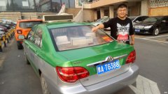 独家调查：出租车后窗违规广告，这家公司为何独霸经营十多年？