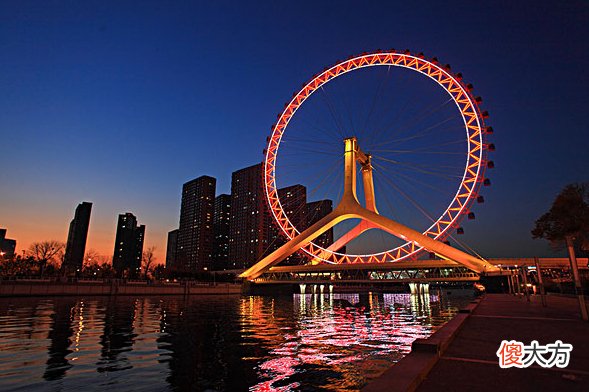 坐拥建在桥上的摩天轮 架在桥上的摩天轮
