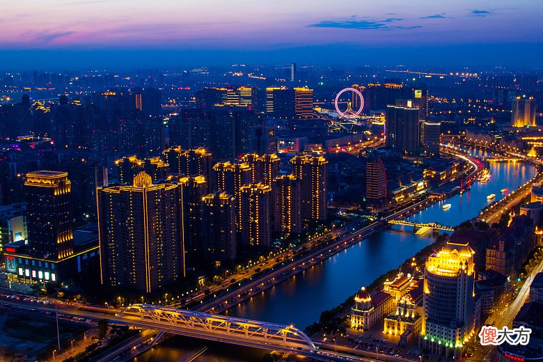 坐拥建在桥上的摩天轮 架在桥上的摩天轮